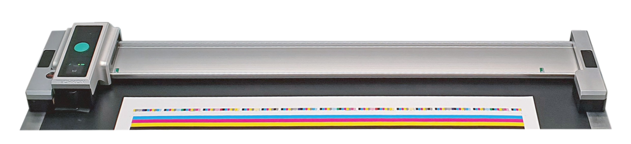 Escáner TECHKON leyendo una tira de control de color CMYK a alta velocidad